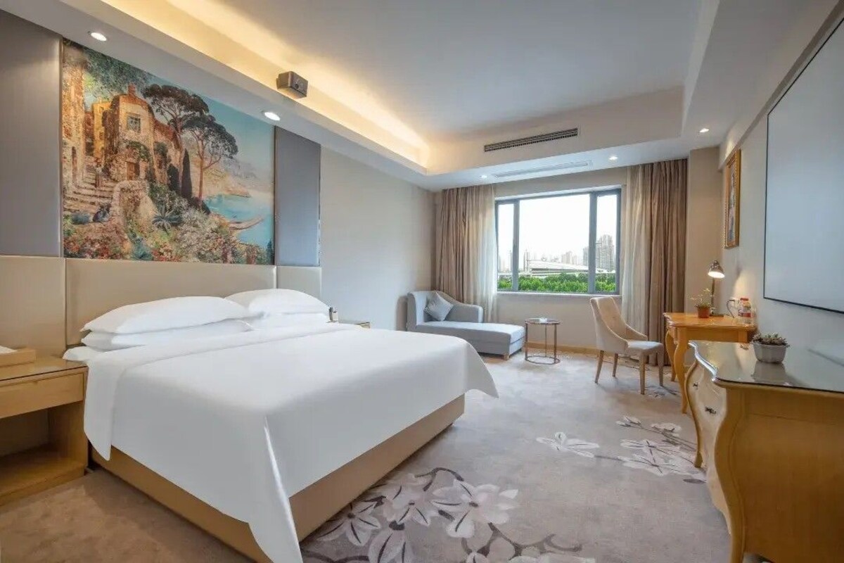 Luxury Suite | Laptop workspace, WiFi (free), bed sheets