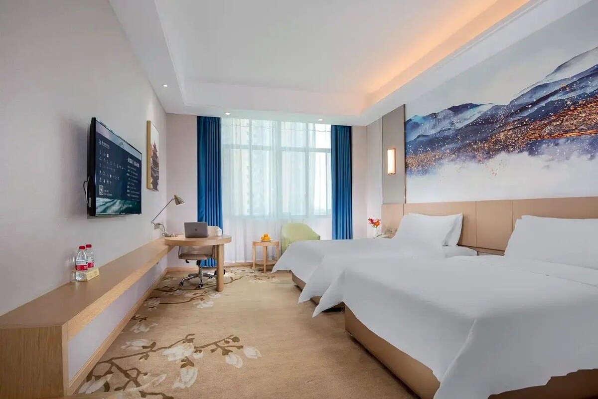 Luxury Twin Room | Laptop workspace, WiFi (free), bed sheets