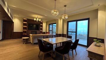 Luxury Suite | Dining