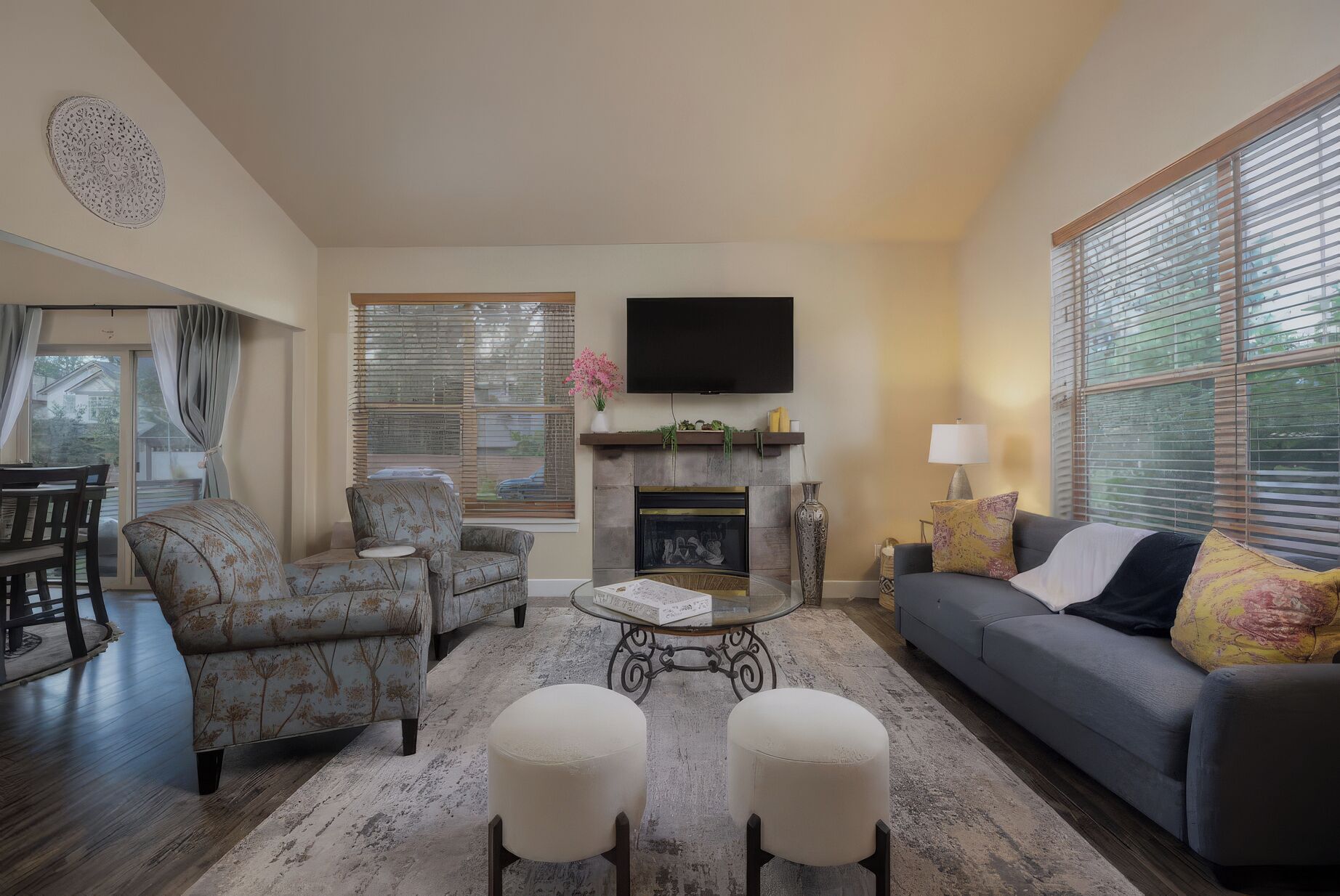 Smart TV, fireplace