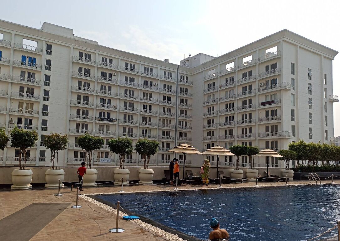 Un hôtel doté d’une piscine, de nombreux balcons et d’espaces extérieurs aménagés pour se détendre.