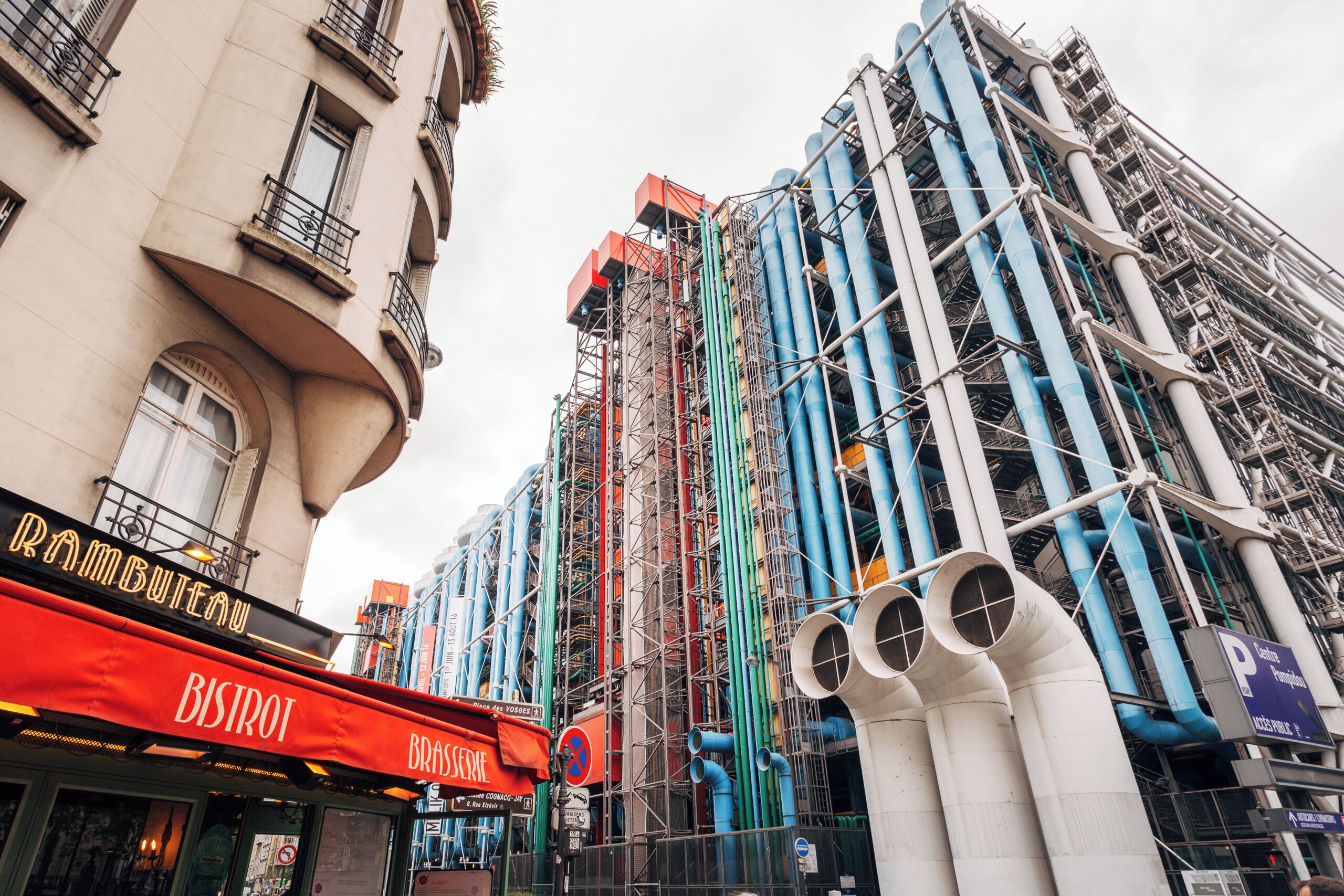 Ein Gebäude mit einer großen, geschwungenen Fassade und einem Schild für 'Rambuteau Bistro'.