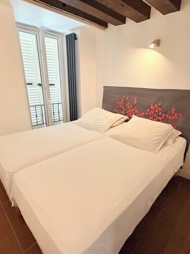 Fully equipped new 2BR 2BA one BR/BA individual entrance in Central Paris