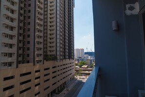 A high-rise building with multiple balconies and a clear view of the street below. - Elegant Stay in Prime Location for Traveler Near BGC, Makati, Ortigas & MRT (Mandaluyong City)