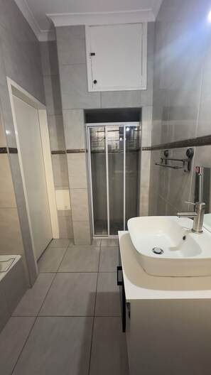 Dortoir Partagé, 3 chambres, accessible aux personnes à mobilité réduite, fumeur | Salle de bain