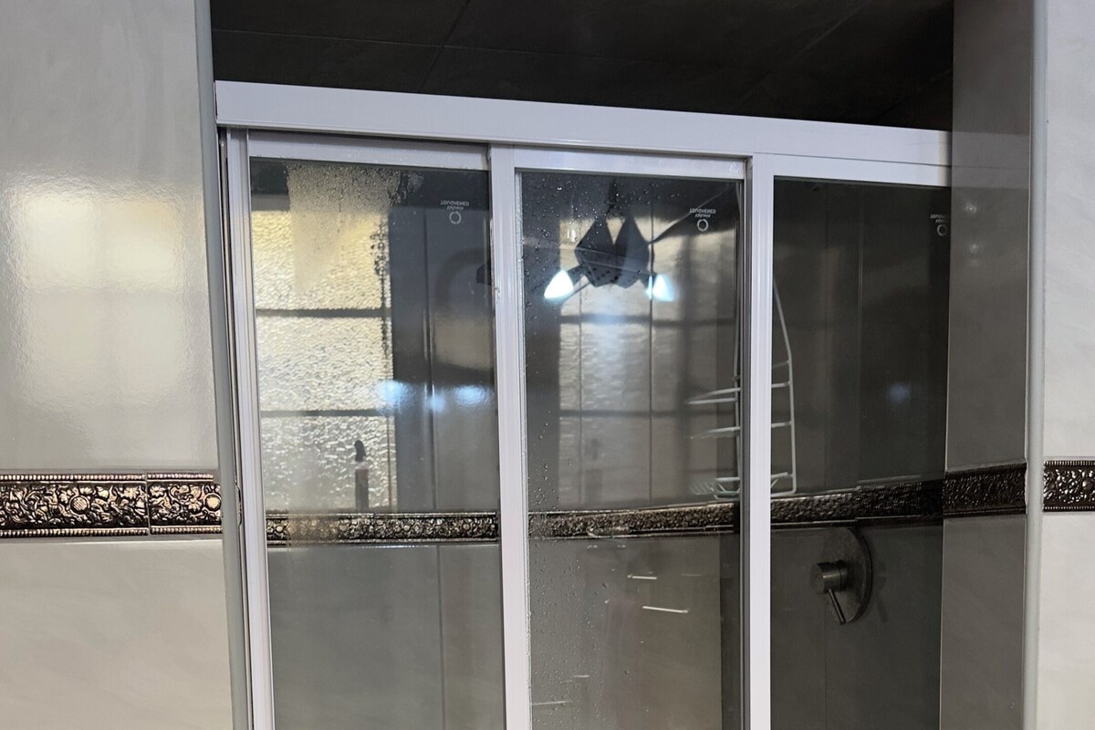 Dortoir Partagé, 3 chambres, accessible aux personnes à mobilité réduite, fumeur | Salle de bain