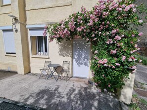 Outdoor dining - Vrbo Property (Saint-Martin-lez-Tatinghem)