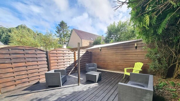 An outdoor deck with wicker furniture and a yellow chair. - Le Pti Marais, a 3-star studio on the outskirts of Saint-Omer (Saint-Martin-lez-Tatinghem)