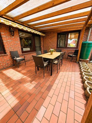 Outdoor dining - Vrbo Property (Butjadingen)