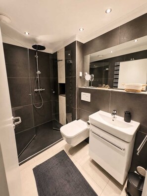 Shower, hair dryer, soap, toilet paper - Vrbo Property (Butjadingen)