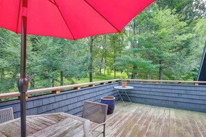 A wooden deck with a red umbrella, a table, and chairs, surrounded by a wooden fence and trees. - Deck & Wooded Views! 2 Mi to Frederick Gunn School (Washington)