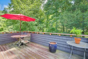 A wooden deck with a table and chairs, a red umbrella, and a potted plant. - Deck & Wooded Views! 2 Mi to Frederick Gunn School (Washington)