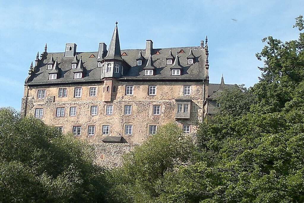 Ein historisches Gebäude mit zahlreichen Fenstern und einem markanten Turm.