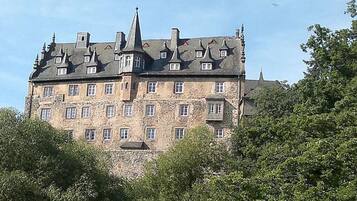 Ein historisches Gebäude mit zahlreichen Fenstern und einem markanten Turm.
