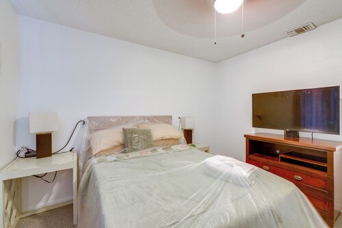 4 Mi to Hudson Beach! Spacious Group Retreat