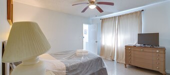 4 Mi to Hudson Beach! Spacious Group Retreat