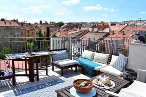 Outdoor dining - Rooftop terrace loft apartment, home cinema (Praha 10)