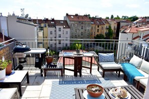 Outdoor dining - Rooftop terrace loft apartment, home cinema (Praha 10)