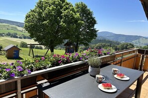 Outdoor dining - Holiday apartment with 2 bedrooms (Münstertal)