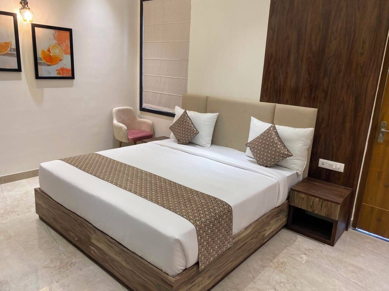 Desk, laptop workspace, WiFi (free), bed sheets