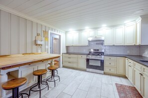 Kaffetrakter/tekoker, kjøleskap, mikrobølgeovn og kokeplater