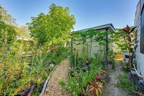 Un jardin avec différentes sortes de plantes et un sentier.