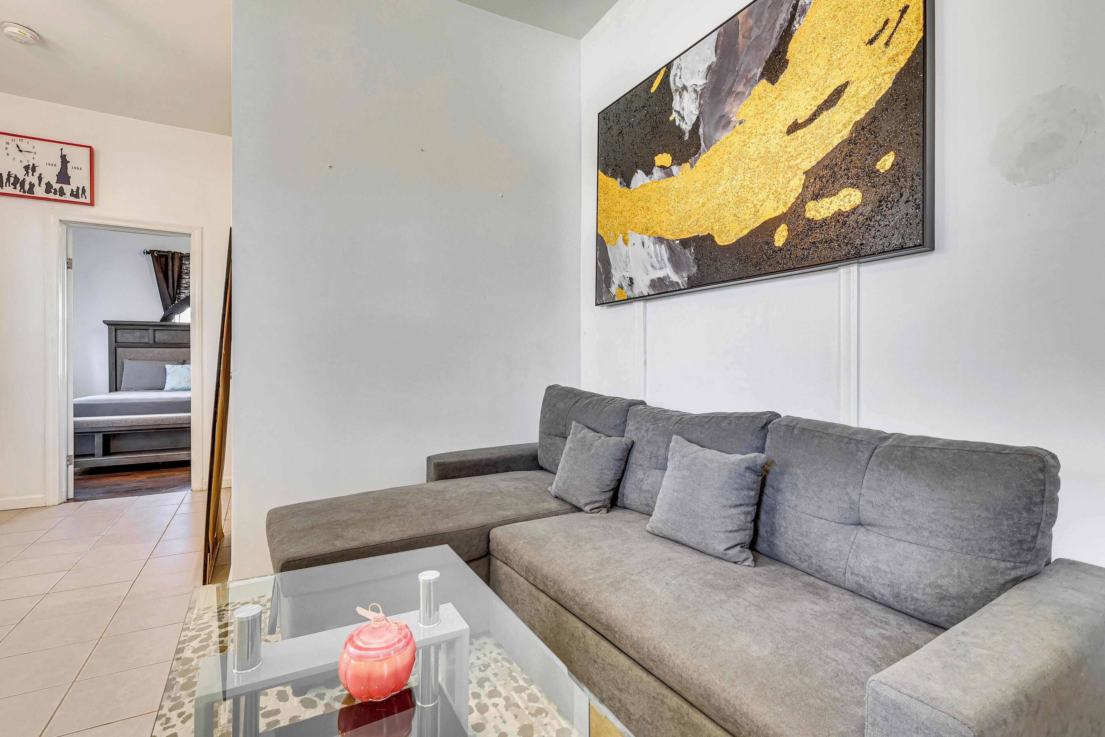 Easy Airport Access, Near Parks! Elizabeth Retreat - Elizabeth, NJ