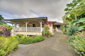 A two-story house with a porch, surrounded by lush tropical plants. - Ocean-View Group Retreat! 8 Mi to Magic Sands (Holualoa)