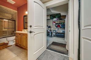 Een badkamer met toilet, wastafel en douche.