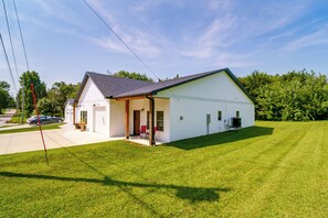 A single-story building with a gabled roof, a covered porch, and a garage. - Near Parks & Dtwn Clarinda! 'House of Stroburg' (Clarinda)