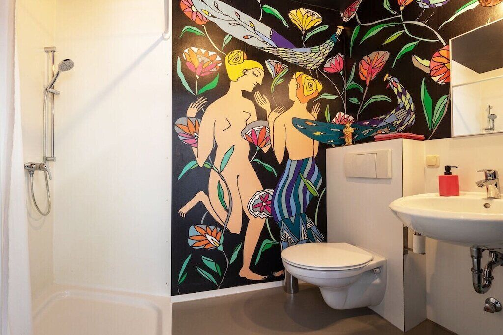 Une salle de bain avec douche, toilettes et lavabo.