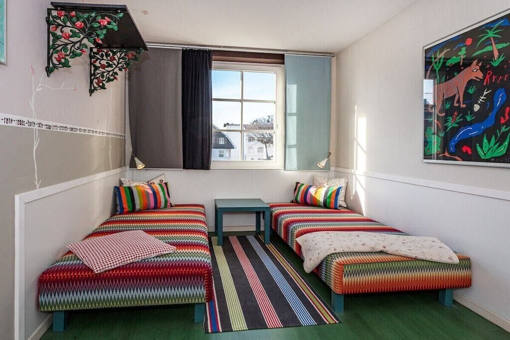 Desk, WiFi (free), bed sheets