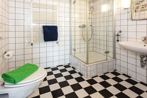 A bathroom with a toilet, a shower, and a sink. - The good life in Karoline's house (Binz)