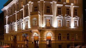 Un edificio histórico con arquitectura clásica, que presenta múltiples ventanas y detalles ornamentales.