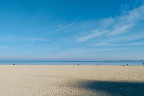 A beach with a clear sky and calm sea. - Holiday apartment with 1 bedroom (Travemünde)