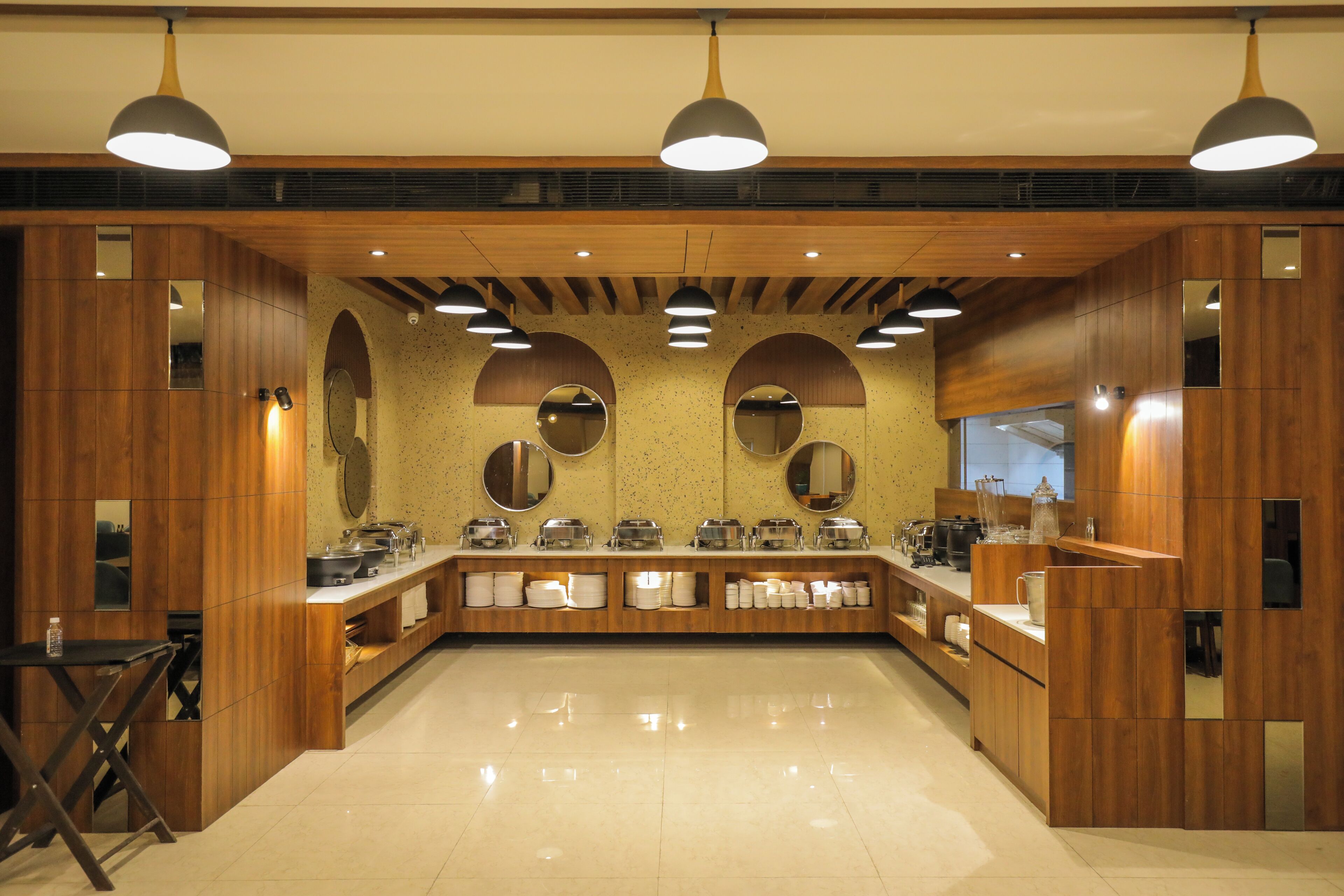 Una cocina moderna con armarios de madera, una isla central e iluminación empotrada.