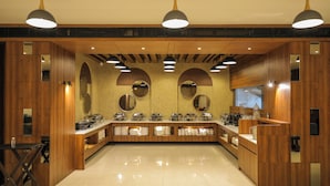 Une cuisine moderne avec des meubles en bois, un îlot central et un éclairage au plafond.