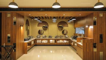 Una cocina moderna con armarios de madera, una isla central e iluminación empotrada.