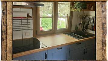 Wasserkocher mit Kaffee-/Teezubehör, Kühlschrank, Mikrowelle, Herdplatte