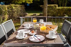 Outdoor dining - "Beach chair" at the Baltic Sea resort Sandburg (Kühlungsborn)