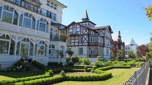 Ein traditionelles Gebäude im europäischen Stil mit einem Vorgarten.