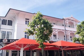 Un bâtiment qui abrite un restaurant appelé « RISTOR » et qui porte une enseigne indiquant « SABZER ».