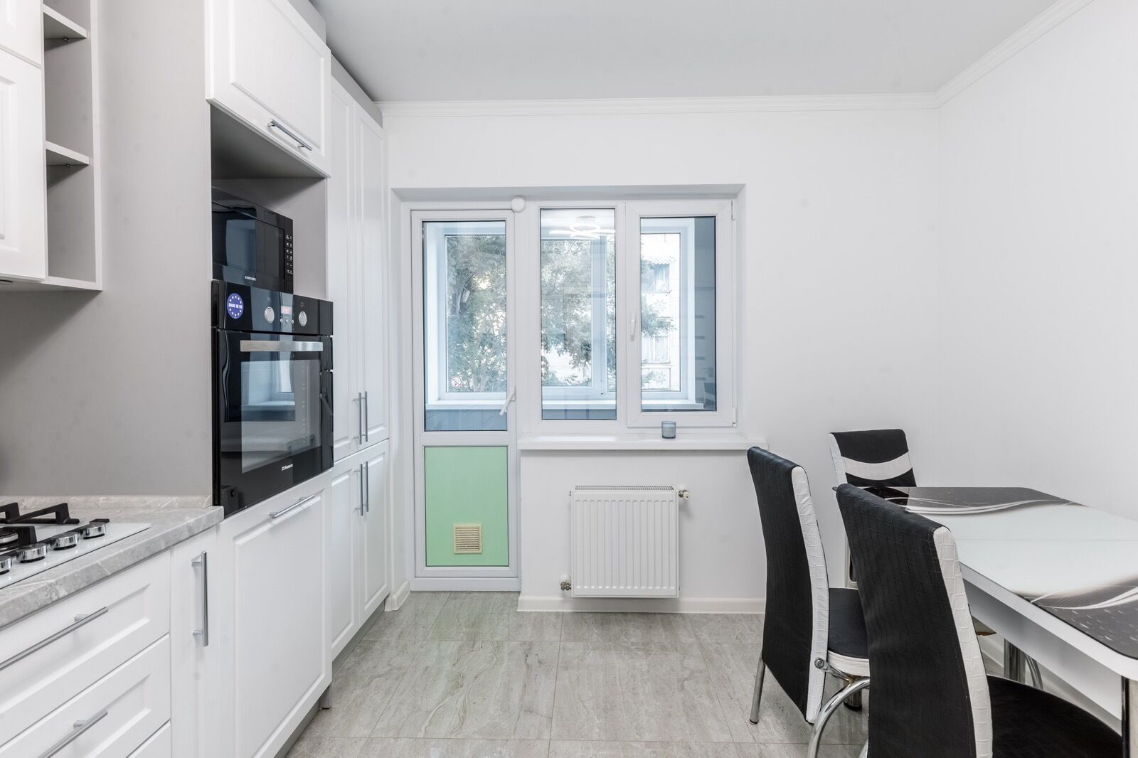 Kaffetrakter/tekoker, kjøleskap, mikrobølgeovn og ovn