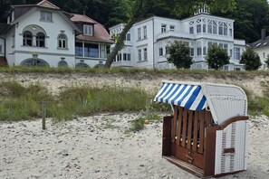 A beachside building with a beach hut. - Stella Maris, Villa Agnes (Binz)