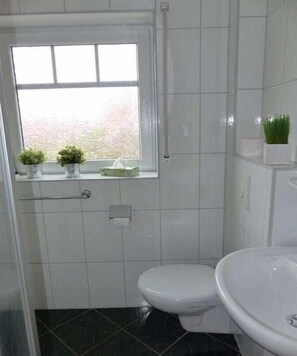 Bathroom - Holiday home in Hooksiel with swimming pool (Hooksiel)