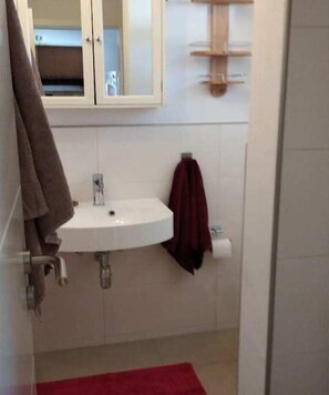 Bathroom - ||-------------To the ancient pine tree-----------------|| (kiefersfelden)