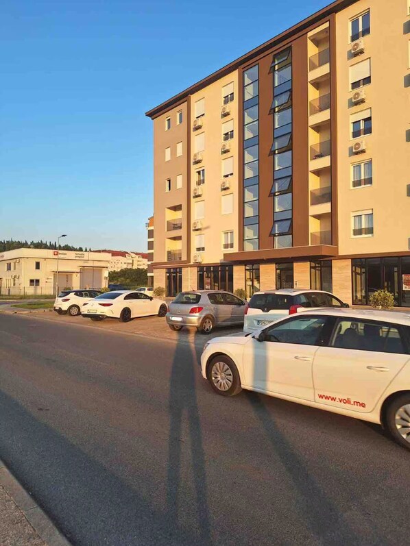Unclassified image, 1 of 9, button - Modern 1 bedroom - Free Street Parking - Self Check In - AC (Podgorica)