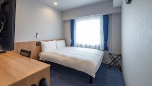 A hotel room with a bed, a desk, and a chair. - Toyoko Inn JR Uji-eki Minami-guchi (Uji)
