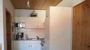 Wasserkocher mit Kaffee-/Teezubehör, Kühlschrank, Mikrowelle, Ofen