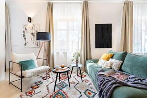 Ein modernes Wohnzimmer mit einer Couch, einer Stehlampe, einem Couchtisch und einem Teppich.